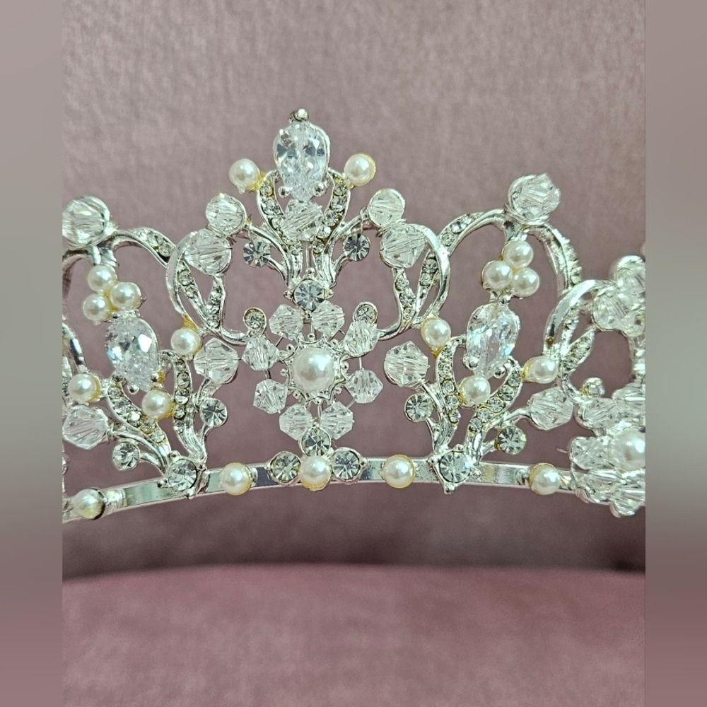 πVintage Inspired Silver Sparkly Tiara with Crystals And Pearlsπ - Picture 3 of 13